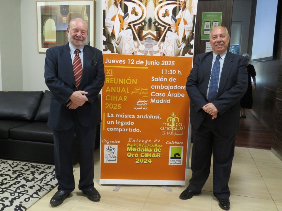 A la derecha, Abdo Tounsi, presidente de CIHAR, con Juan Martos Quesada, especialista en islamismo, Medalla de Oro CIHAR 2024