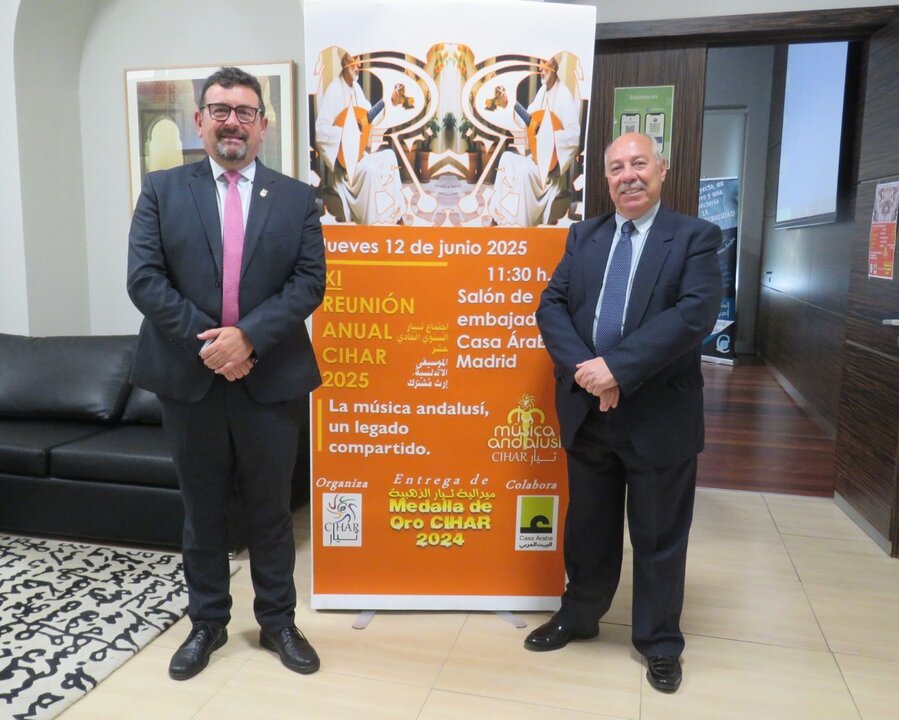 A la derecha, Abdo Tounsi, presidente de CIHAR, con Tomás Antonio Rubio Carrillo, alcalde de Cieza