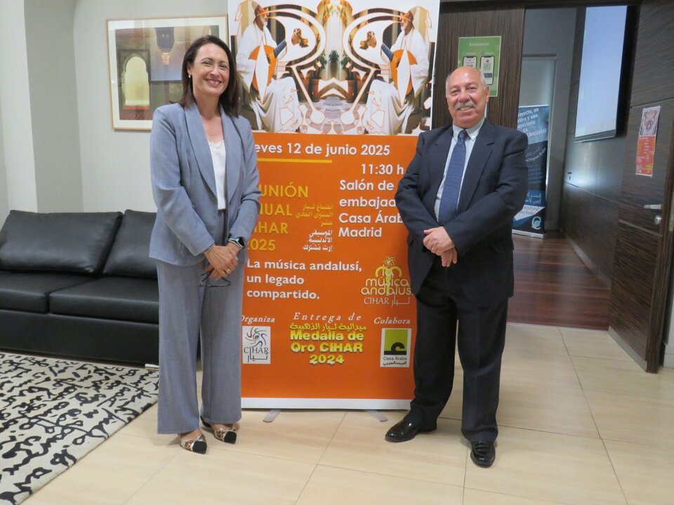 A la derecha, Abdo Tounsi, presidente de CIHAR, con María Turpin Herrera, concejala de cultura del Ayuntamiento de Cieza