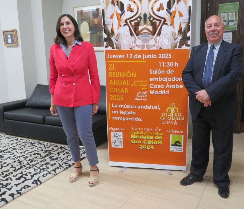 A la derecha, Abdo Tounsi, presidente de CIHAR, con Cristina Juarranz de la Fuente, adjunta a la dirección de Casa Árabe