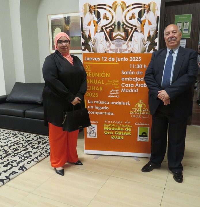 A la derecha, Abdo Tounsi, presidente de CIHAR, con Wassila Ourahmoune, consejera de la Embajada de Argelia
