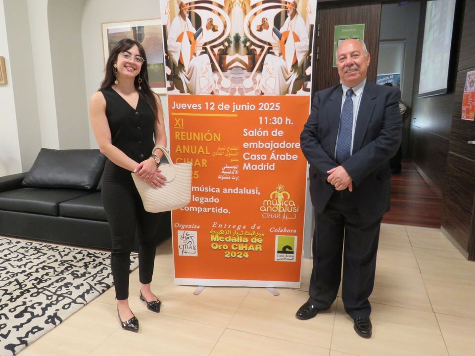 A la derecha, Abdo Tounsi, presidente de CIHAR, con Chaima El Yousfi, de la Fundación Ibn Battuta