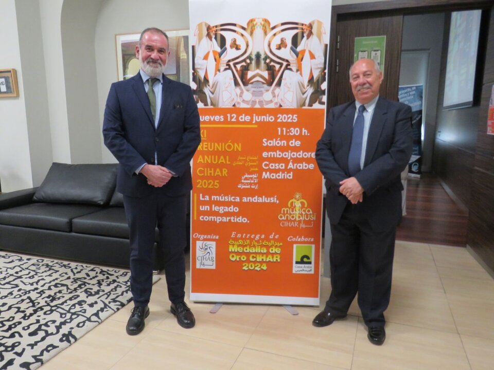 A la derecha, Abdo Tounsi, presidente de CIHAR, con Ignacio de Julián Mínguez, director adjunto de Casa Árabe