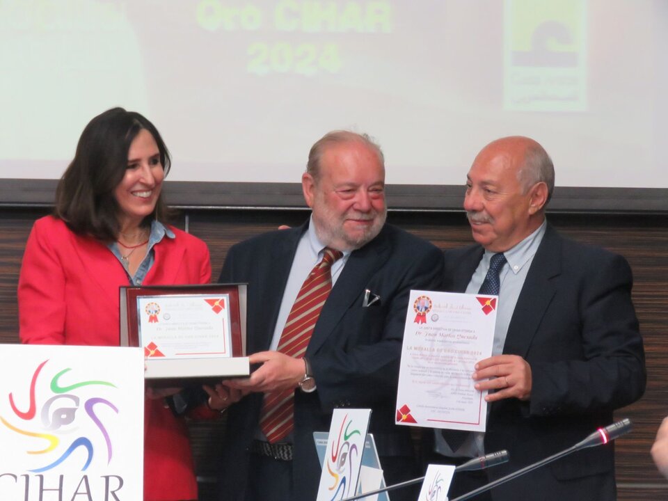 Juan Martos Quesada, recibe la Medalla de Oro 2024, de manos de Cristina Juarranz, adjunta a la dirección de Casa Árabe