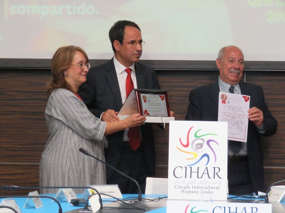 Mohammed Dahiri, con la Medalla de Oro CIHAR 2024, entregada por Fátima Omrani, embajadora de Túnez en España