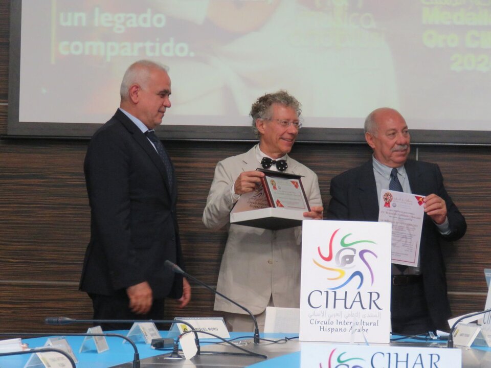Reynaldo Fernández Manzano, con la Medalla de Oro CIHAR 2024, que recibió de manos de Abdullah Hallak, embajador de Siria en España