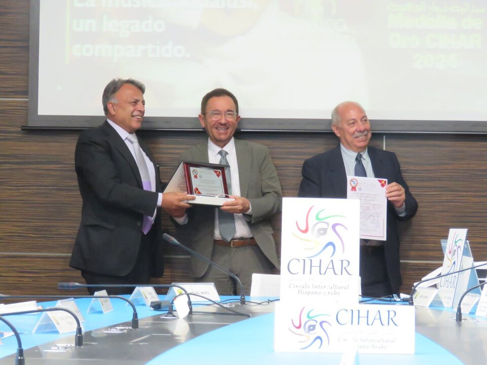 Casa Mediterráneo, Medalla de Oro CIHAR 2024, recogida por su director general Andrés Perelló Rodríguez, y entregada por Bachar Khalil Yaghi, ex embajador de la Liga Árabe