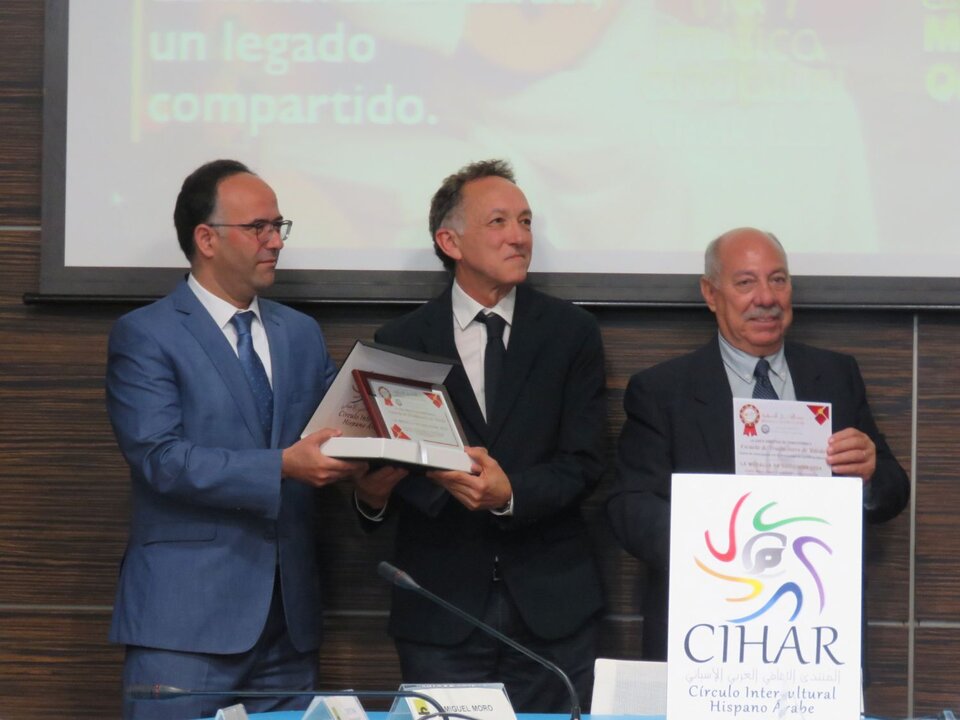 Escuela de traductores de Toledo, Medalla de Oro 2024, recogida por Luis Miguel Pérez Cañada, de manos de Mohammed El Amin, ministro plenipotenciario de la embajada de Marruecos