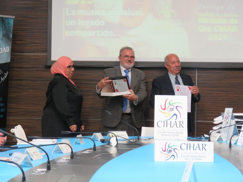 Museo de Siyâsa, Medalla de Oro CIHAR 2024, recogida por Joaquín Salmerón Juan, director del Museo Siyâsa y entregada por Wassila Ourahmoune, consejera de la Embajada de Argelia