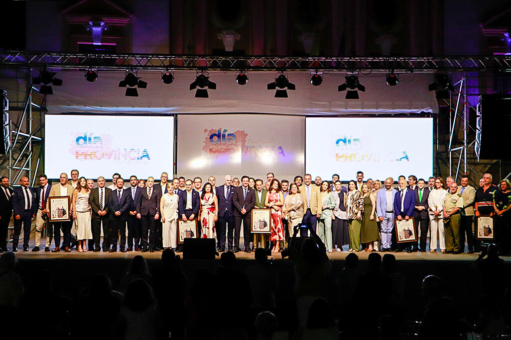 Foto de familia de autoridades y entidades premiadas anoche en Almodóvar del Campo