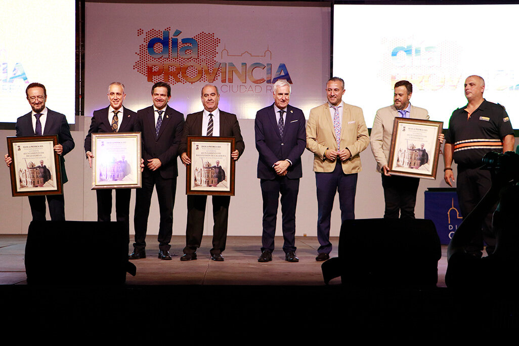 Posado con los representantes de los municipios que fueron distinguidos