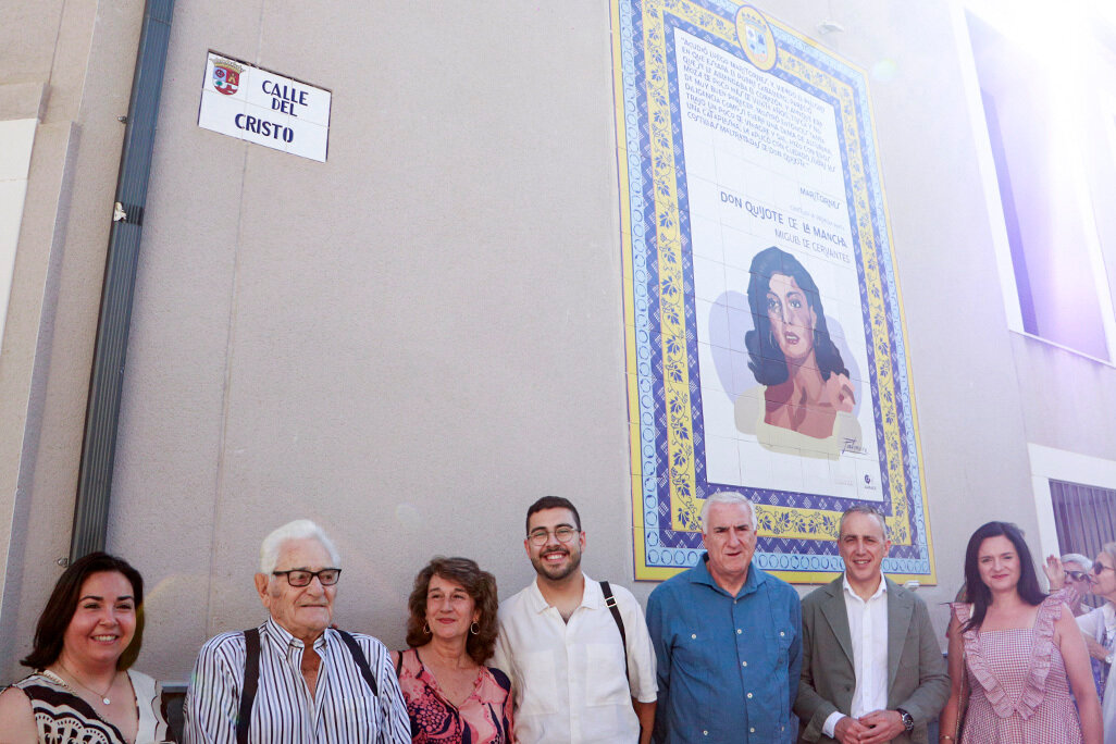 Bajo el único mural vertical, de acuerdo a la fisionomía del Mercado de Abastos que ya ilustra el retrato de Maritornes