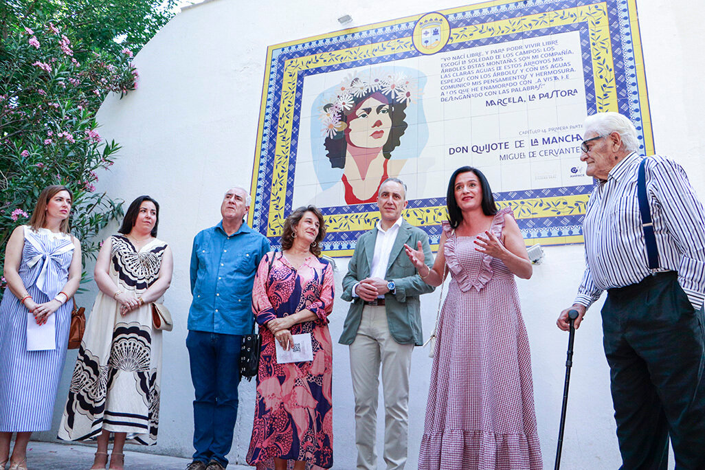En el Jardín Municipal se ha colocado a Marcela, para _pastorear_ la nueva ruta por los flamantes murales que fusionan a Palmero y a Cervantes