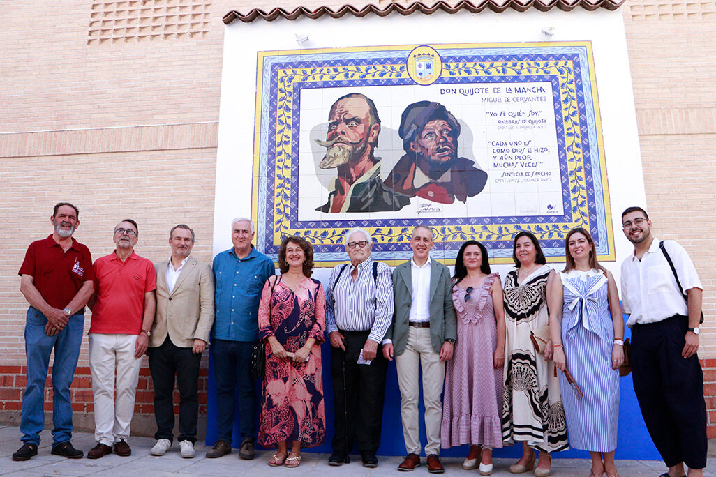 Promotores de AMPACE y familia Palmero, autoridades, diseñador y el veterano mesonero almodovareño, bajo el mural de Quijote y Sancho en la Plaza de San Benito