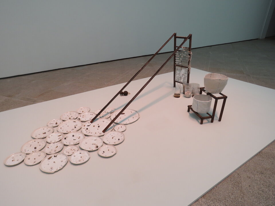 Marina González Guerreiro, exhibe la instalación Lo que tarda un ________ en caer al _________ , 2024