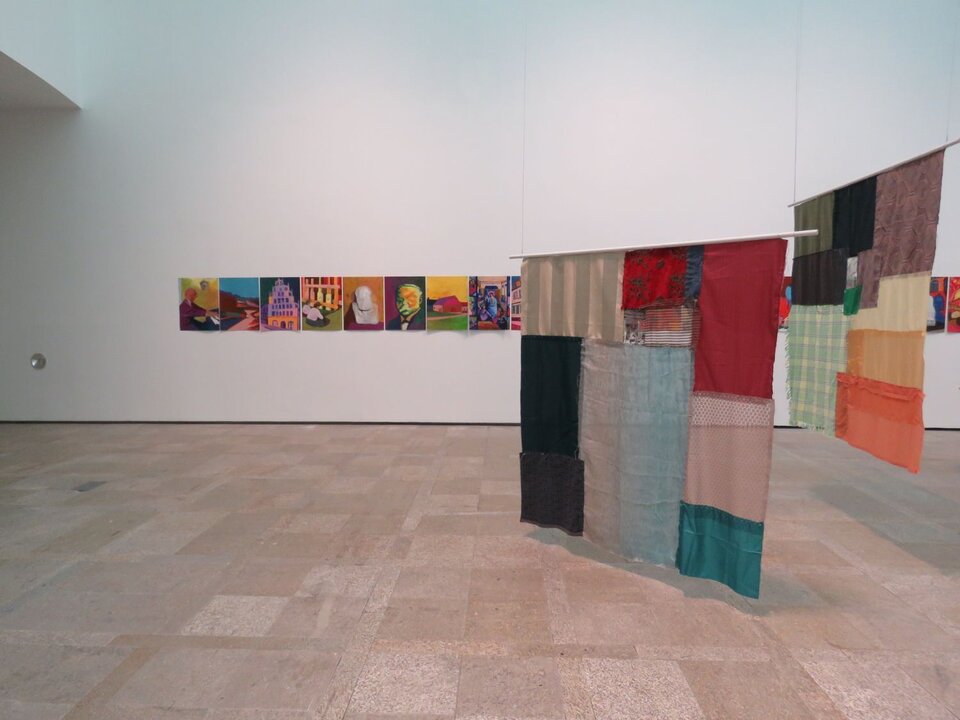 Elián Stolarsky exhibe la instalación textil 2024. Textiles cosidos a mano y punta seca sobre metacrilato
