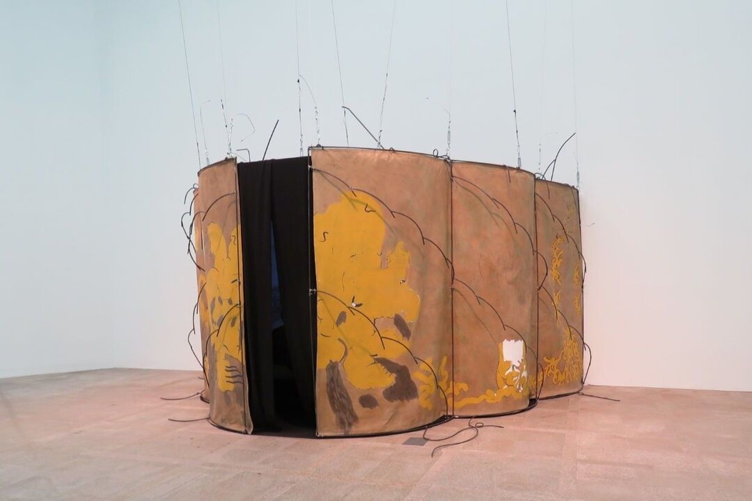 Elián Stolarsky exhibe la instalación textil 2024. Textiles cosidos a mano y punta seca sobre metacrilato
