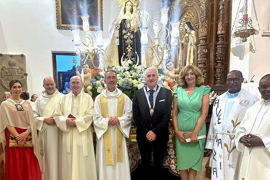 Autoridades, junto a la patrona tras la solemne función de mediodía