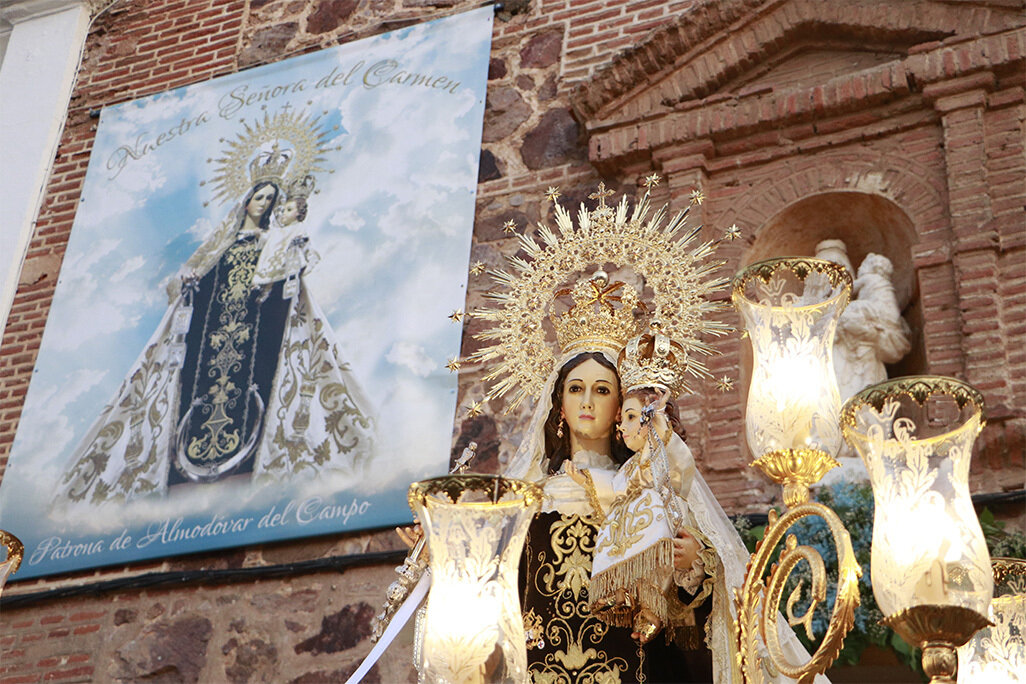 La imagen de la Virgen del Carmen, tras cruzar el umbral de salida del templo en procesión