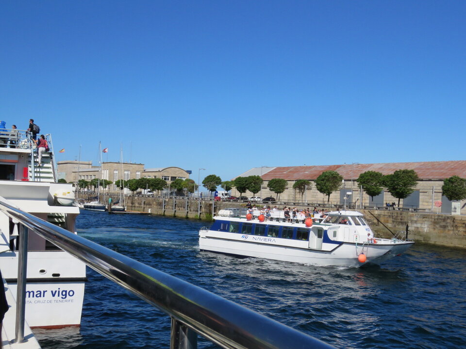La única forma de acceder a Cíes es por mar, y desde Vigo, hay varias navieras que realizan rutas diarias de mayo a septiembre y durante Semana Santa