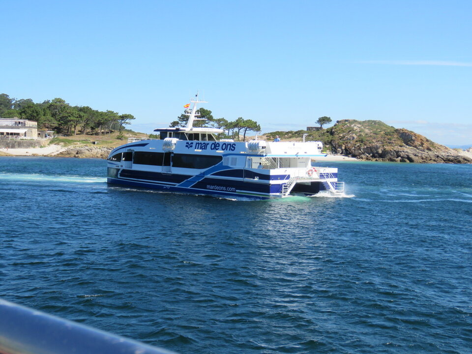 Apenas a una hora de Vigo, la mayor Ciudad de Galicia, se llega a las Islas Cíes un auténtico paraíso