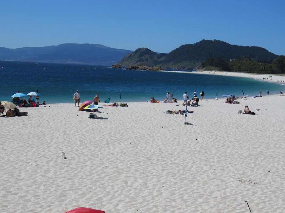 Vista de la larga playa de Rodas, que el diario británico The Guardian eligió en 2007 como las más hermosa del mundo