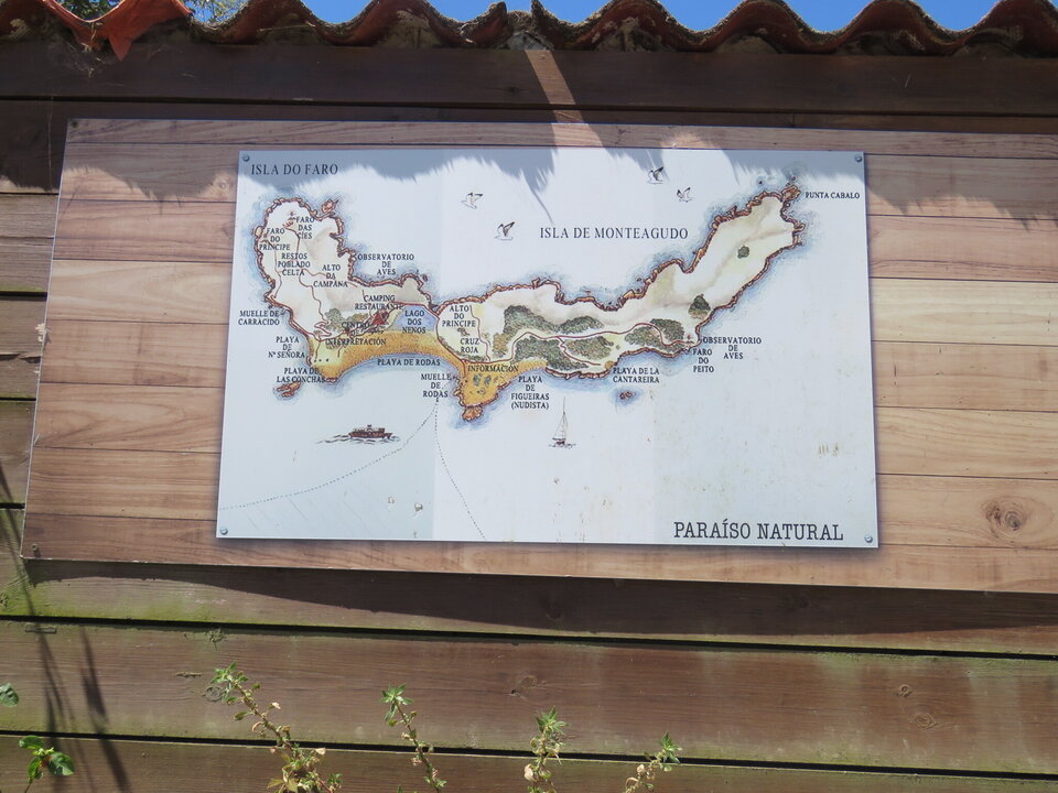 Tres son las Islas Cíes: Monteagudo, Faro y San Martiño, situadas de norte a sur. Una lengua de arena une a Monteagudo y Faro, que son las únicas visitables por un servicio regular de buques de pasajeros