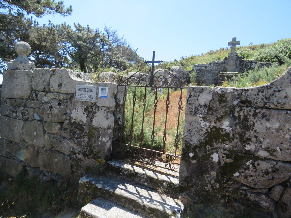 Vista del pequeño cementerio