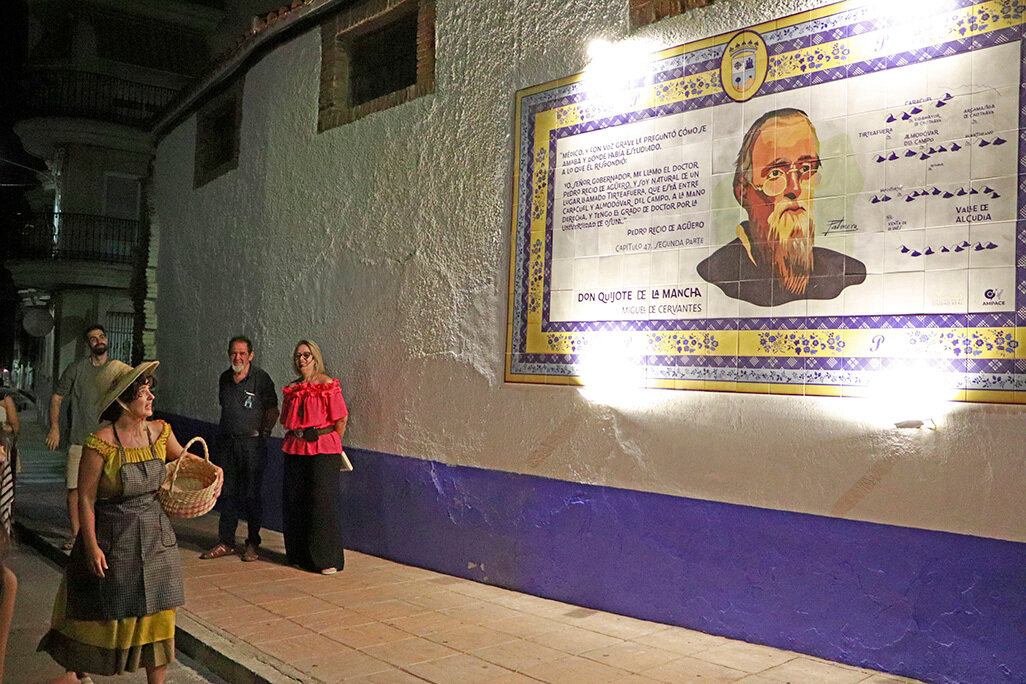 Visitando el mural dedicado al doctor Pedro Recio, en el Mesón _El Gallardo Vizcaíno_