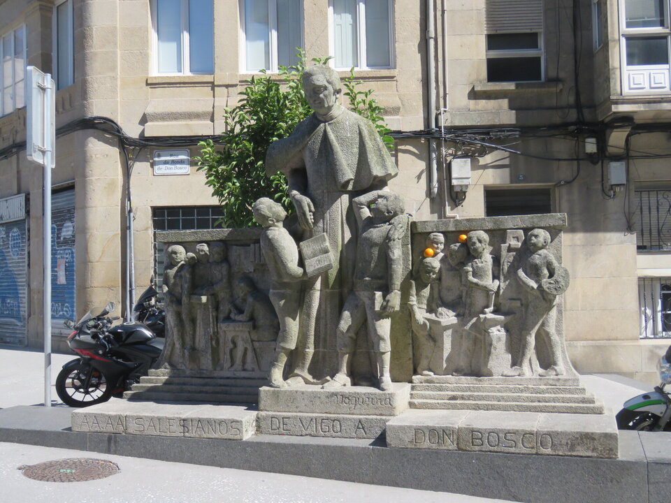 Monumento dedicado a Don Bosco por los antiguo alumnos de los Salesianos de Vigo