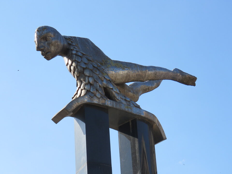 El Sireno es uno de los símbolos del Vigo moderno, impresionante por su factura y por el elevadísimo pedestal sobre el que se sitúa la estatua