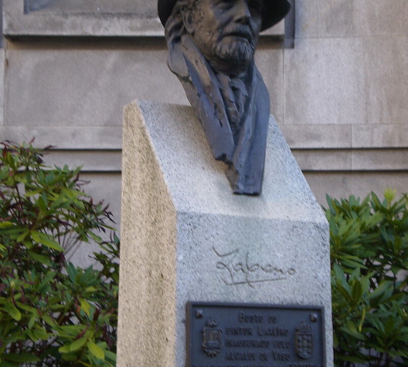 Situado delante de la Casa das Artes, busto homenaje al pintor José Otero Abeledo, Laxeiro, seudónimo con el que firmó siempre sus obras y que hizo que su verdadero nombre quedase relegado a la intimidad