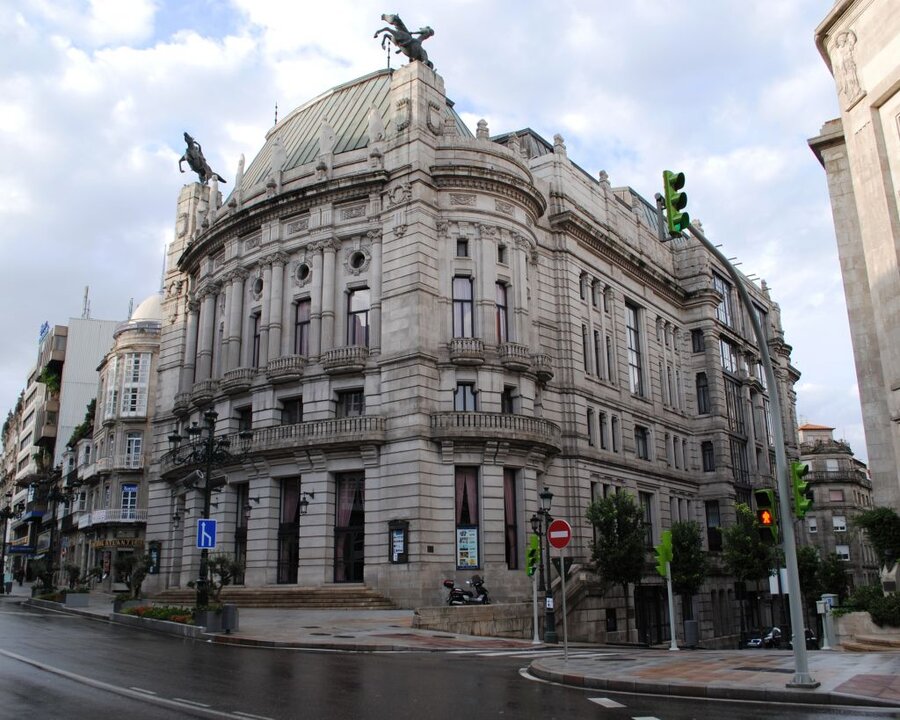 El Teatro Afundación Vigo- del arquitecto Antonio Palacios- es el teatro más espectacular de la ciudad: Óperas, música clásica, teatro, ballet… Todas las artes escénicas han pasado por este teatro, el antiguo Teatro García Barbón: una de las obras arquitectónicas emblemáticas de Vigo..
