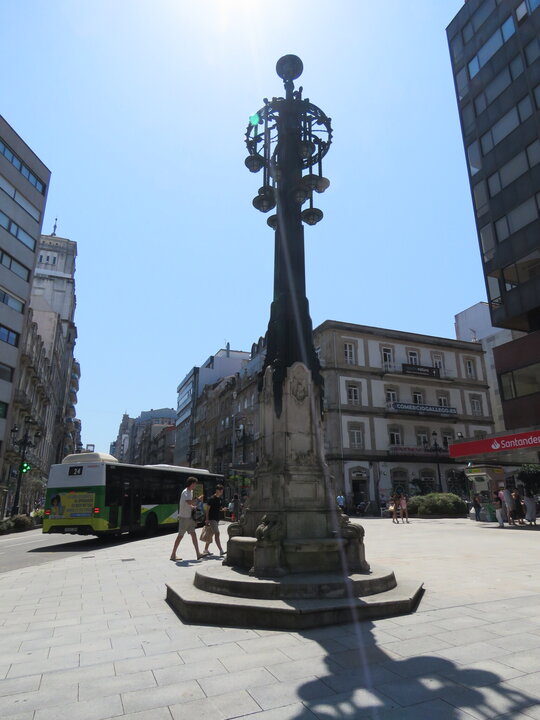 La Farola de la calle Urzáiz es obra de Jenaro de la Fuente y un monumento centenario de Vigo que se instaló en su actual emplazamiento a mediados del siglo X