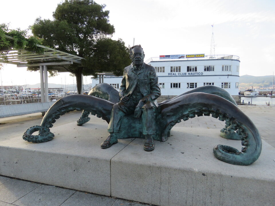 Monumento a Julio Verne, el genial escritor que dedicó un capítulo a ¿La Bahía de Vigo? en uno de sus libros más famosos, 20.000 leguas de viaje submarino, alimentando la leyenda sobre el tesoro de Rande a través del popular personaje del Capitán Nemo y su famoso Nautilus