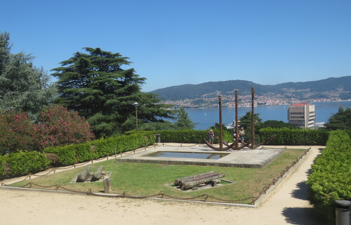 Uno de los monumentos más hermosos de Vigo son Las Anclas, el llamado Monumento a los Galeones de Rande: levantadas sobre el Monte de O Castro y mirando a la Ría de Vigo