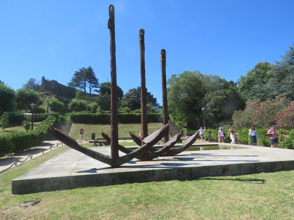 El monumento es un diseño del arquitecto Desiderio Pernas que fue inaugurado el 17 de febrero de 1967. Conmemora la conocida batalla de Rande de 1702, en la que en el contexto de la Guerra de Sucesión Española se enfrentaron las coaliciones anglo-neerlandesa e hispano-francesa