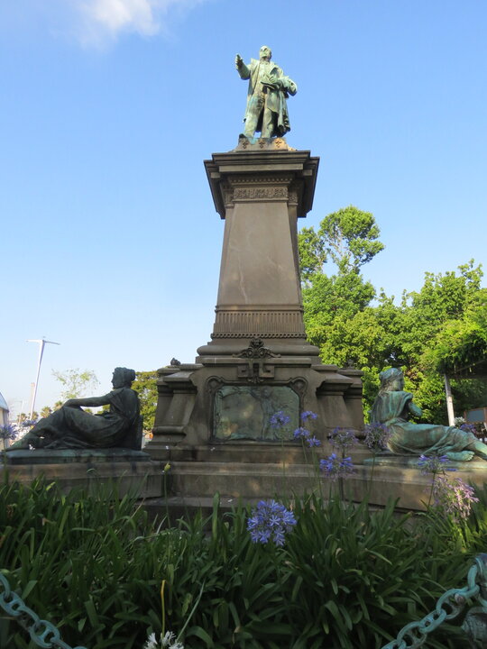 Monumento a Elduayen, obra de Jenaro de la Fuente.  Elduayen fue un ingeniero madrileño y diputado por Vigo durante más de cuarenta años y que consiguió para la ciudad importantes logros como el ferrocarril Vigo-Ourense, la escala de vapores Filipinas-Vigo, el hospital El Carmen, la carretera Vigo-Baiona, etc.
