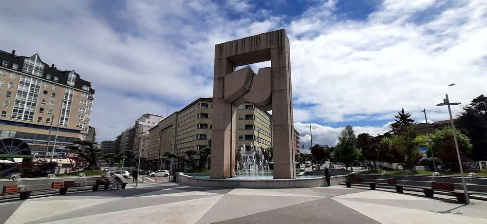 La Puerta del Atlántico, Silverio Rivas (1990), es uno de los monumentos más conocidos de Vigo. El impresionante conjunto arquitectónico es un homenaje a los emigrantes gallegos que zarparon desde el Puerto de Vigo hacia América