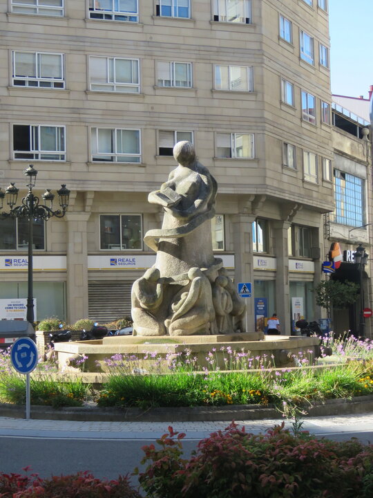 Escultura homenaje a la escritora gallega Rosalía de Castro, diseñada por Armando Martínez, que representa a Rosalía leyendo un libro a sus hijos