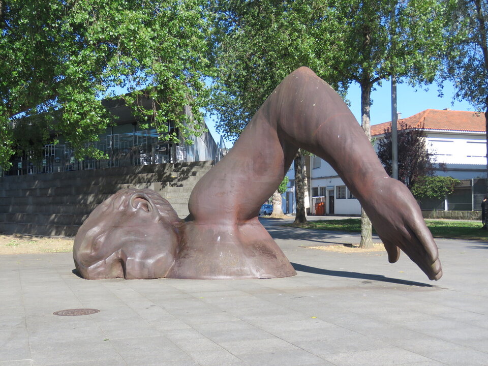 Una de las esculturas de Vigo más emblemáticas es la de El Nadador: situado en la Praza da Estrela , impactante reconocimiento del escultor Francisco Leiro al esfuerzo de los nadadores