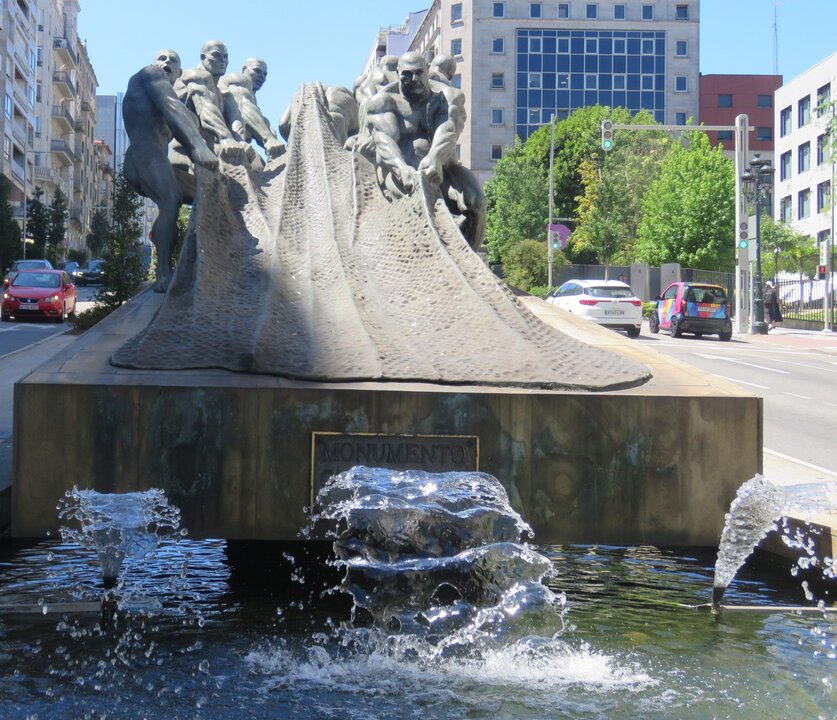 Esta obra de Ramón Conde (1991), es uno de los monumentos más llamativos de Vigo, tanto por su tamaño como por la representación épica de los 7 marineros que tiran de una red para sacar los peces del mar