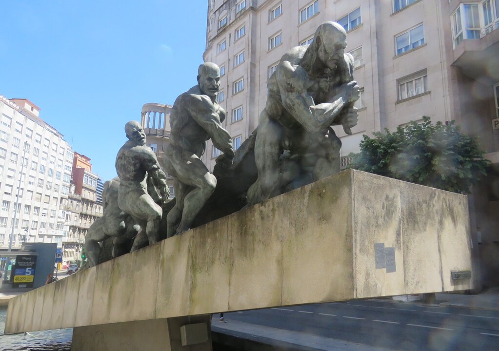 El Monumento al trabajo es el gran monumento de Vigo: habla de su orgullo como ciudad industrial, de su gente trabajadora, de su vínculo con el mar… La escultura de Los Redeiros, como se la conoce comúnmente, es una de las señas de identidad de la ciudad