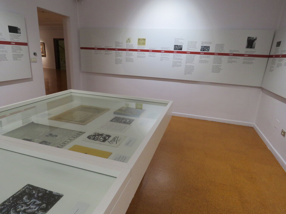 Sala en la que está instalada una línea de vida del artista de manera perimetral, en la que es posible ver su evolución cronológica