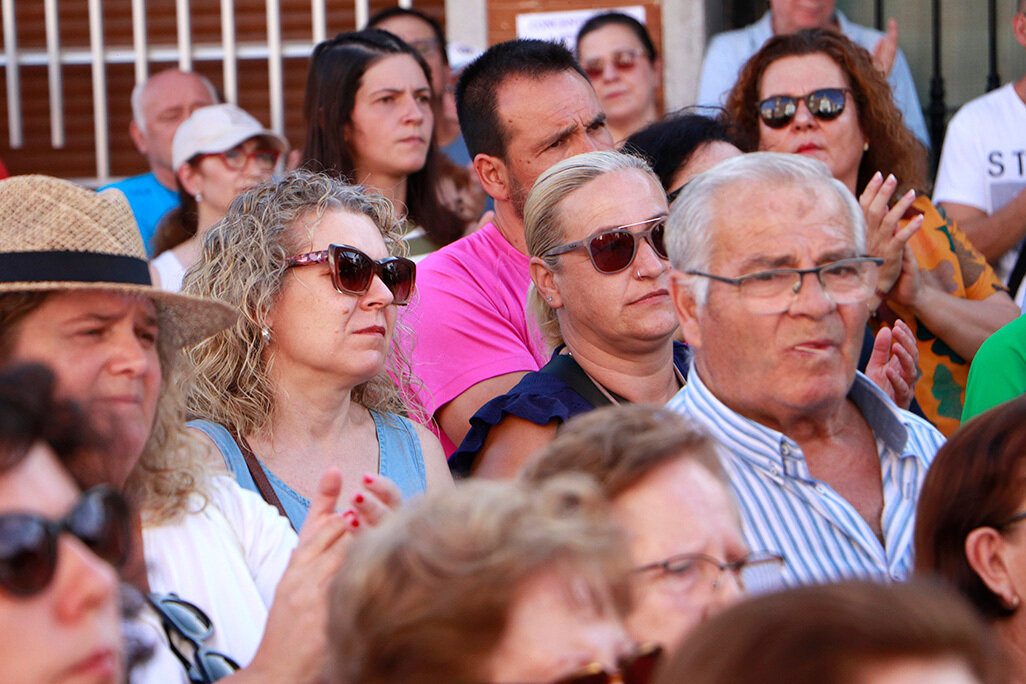 Gema Ramón y Susana Carralcázar, en el centro durante la lectura del manifiesto en el centro de Cabezarrubias del Puerto