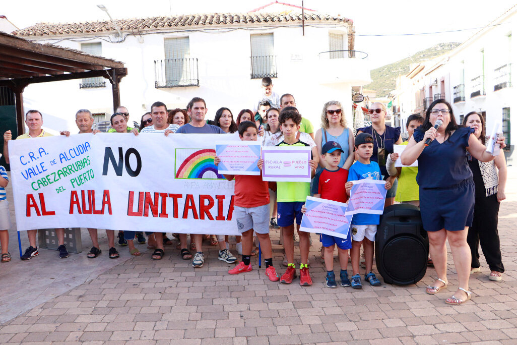 Las representantes torteñas, en la cabecera de la manifestación