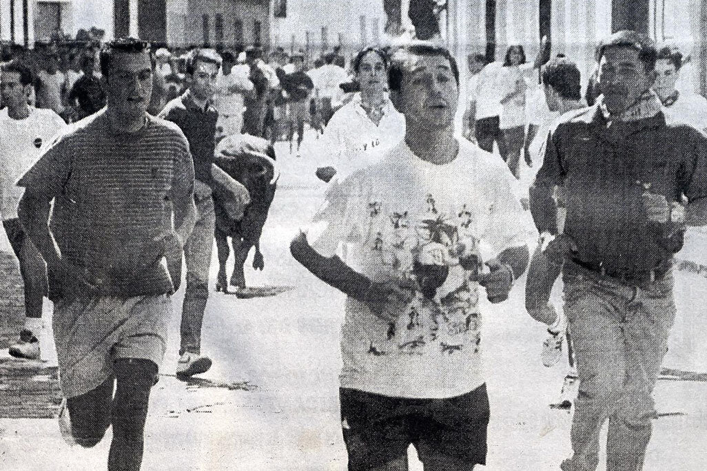 Sánchez Tello, en el centro, en una de sus carreras de por la calle Corredera que publicó un diario a finales del pasado siglo
