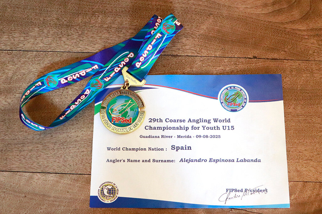 Diploma y medalla de oro que recibió Alejandro en Mérida
