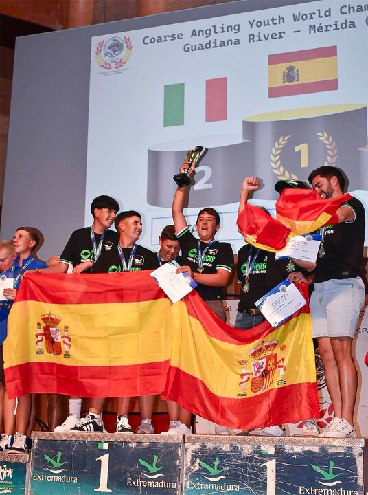 El joven almodovareño, el segundo por la izquierda tras la bandera de España, celebrando el título del Mundial con sus compañeros de selección