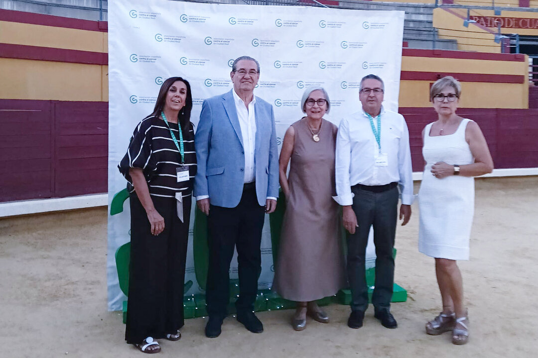 La presidenta de la Junta Local, a la izquierda, junto a otros integratnes y colaboradores de la organización